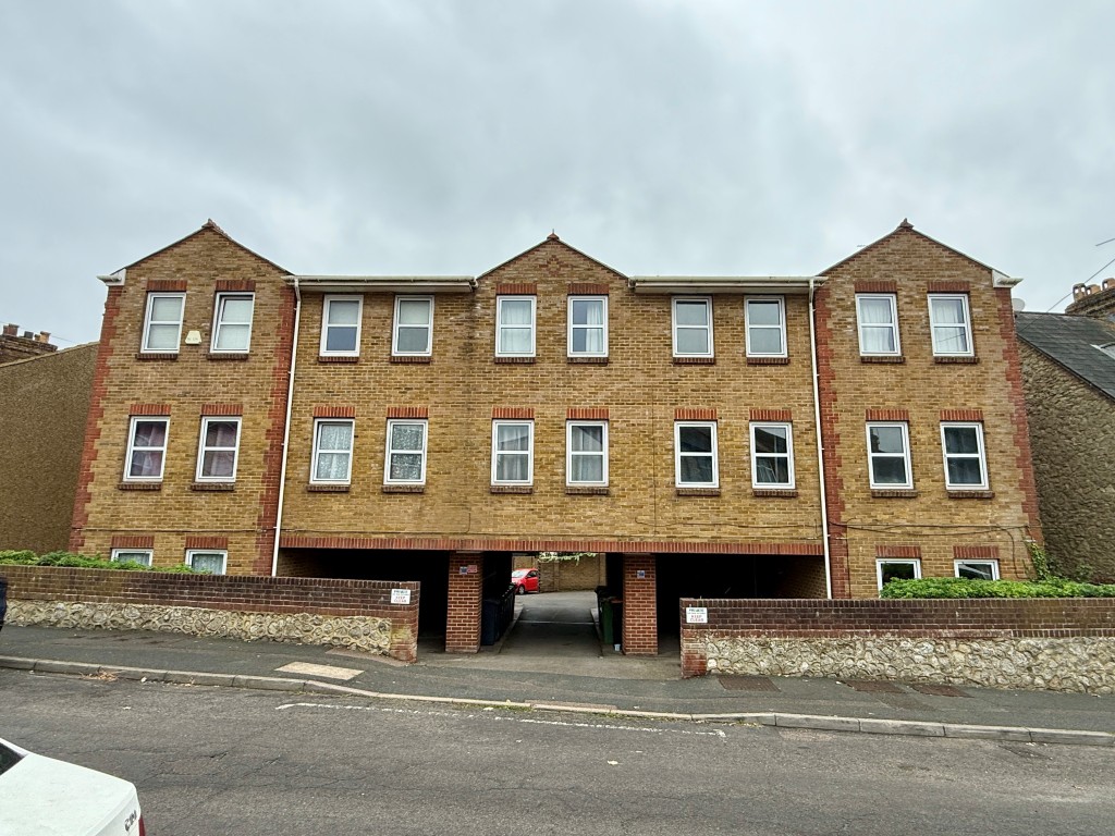 Lot: 121 - STUDIO FLAT FOR IMPROVEMENT - Studio flat
